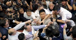 Eine Debatte in Honkongs Parlament artet in Handgreiflichkeiten aus. 