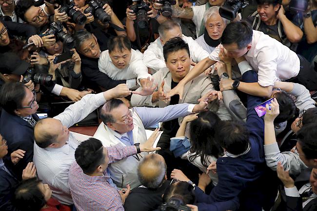 Eine Debatte in Honkongs Parlament artet in Handgreiflichkeiten aus. 