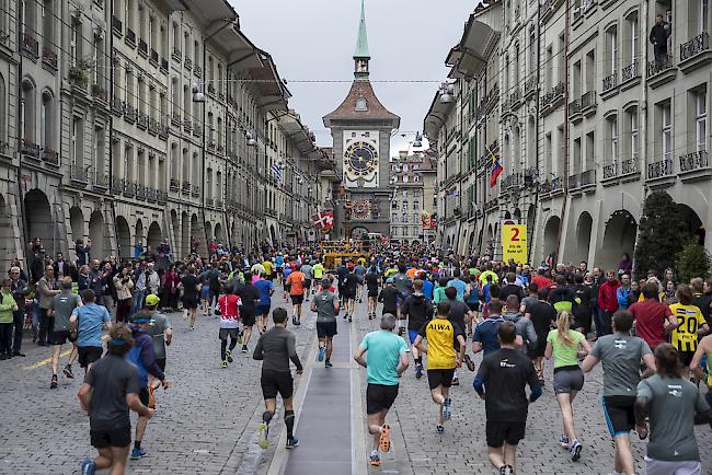 Nachdem ein Läufer am Samstag am Grand-Prix von Bern kurz vor dem Zieleinlauf zusammengebrochen ist, verstarb er später im Spital.