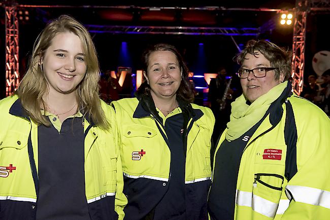 Anna (20) und Carol Ruckstuhl (49) mit Fabienne Imwinkelried (35), Naters.