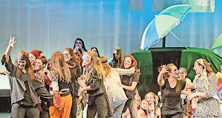 Lustvoll. Eine Gruppe des Tanzzentrums Sosta in Aktion: Tanzen macht Spass.Foto zvg