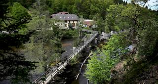 Mysteri&ouml;s. Nach dem Armbrust-Drama von Passau wurden in der Wohnung einer der Toten im nieders&auml;chsischen Wittungen zwei weitere Leichen entdeckt.