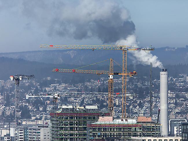 Nach Einschätzung der internationalen Energieagentur müsste bis 2030 weltweit doppelt so viel in erneuerbare Energien investiert werden, um die Ziele des Pariser Klimaabkommens zu erreichen. (Symbolbild)