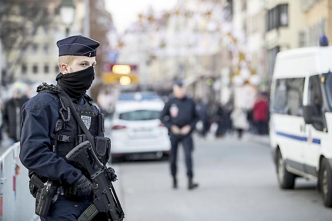 Im Dezember 2018 erschoss ein Attentäter fünf Menschen auf dem Strassburger Weihnachtsmarkt. Fünf Personen wurden nun festgenommen, die dem Attentäter bei der Beschaffung von Waffen geholfen haben sollen.