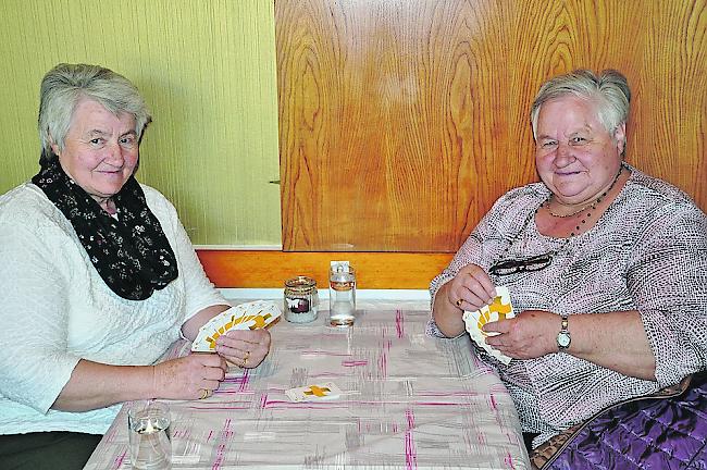 Claudia Willisch und ihre Schwester Mathilde Lauber geniessen die Jassausflüge nach Chamonix oder Leysin.