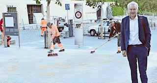 Investiert. Gemeindepr&auml;sident Martin L&ouml;tscher auf dem Leuker Rathausplatz &uuml;ber die Erneuerung dieses Platzes: &laquo;Keine Kosten&uuml;berschreitung, sondern eine Mehrinvestition.&raquo; 