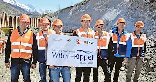 Baugrube in Wiler. Verantwortliche des neuen Kraftwerks mit Wilers Pr&auml;sident Hans-Jakob Rieder und Kippels Pr&auml;sident Reinhard Tannast (mit Gedenktafel).