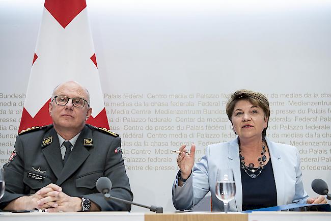 Bundesraetin Viola Amherd, rechts, und Philippe Rebord, Chef der Armee, sprechen am Donnerstag in Bern an einer Medienkonferenz zu Entscheiden zu Air2030 und zur Modernisierung der Bodentruppen der Armee.