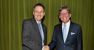 Thomas Egger (links) folgt auf Erno Grand als Pr&auml;sident von Oberwallis Verkehr und Tourismus.