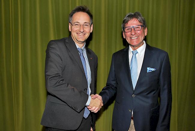 Thomas Egger (links) folgt auf Erno Grand als Präsident von Oberwallis Verkehr und Tourismus.