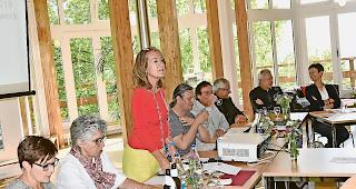 Intensiv. Gestern an der GV des Oberwalliser Kinderhilfswerks im Leuker Kinderdorf: 2018 sei ein  intensives Jahr gewesen, hielt OKHW-Pr&auml;sidentin Brunhilde Matter (stehend) fest.