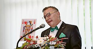 Herzlich. Paul Biffiger, Gemeindepr&auml;sident von St. Niklaus, will an der Vifra seine Tr&uuml;mpfe ausspielen.