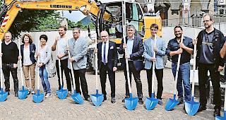Versammelt. Die Verantwortlichen beim Spatenstich mit Stadtpr&auml;sident Louis Ursprung (Mitte).Foto WB