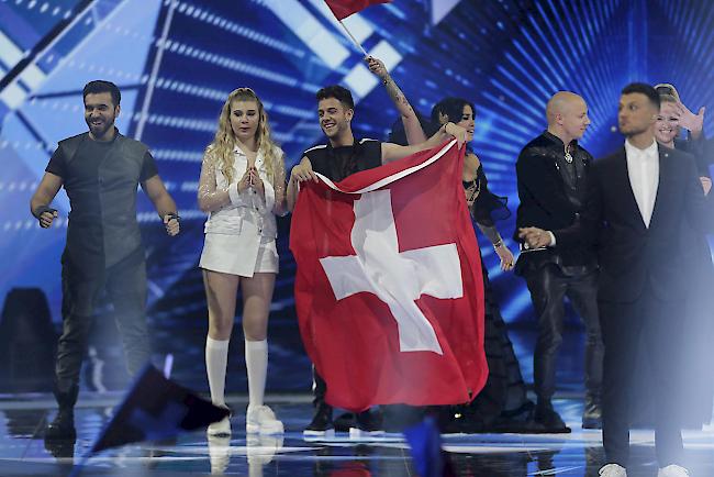 Luca Hänni und andere Finalisten stehen am Donnerstag nach dem zweiten Halbfinale des 64. Eurovision Song Contest (ESC) in Tel Aviv, Israel, auf der Bühne.