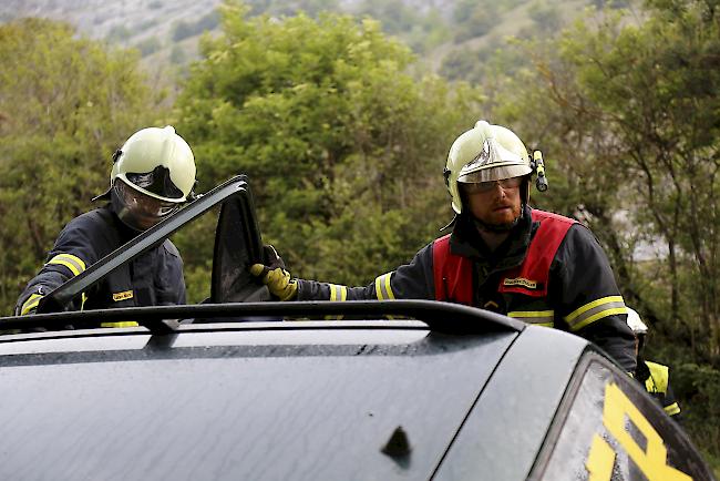 Die Feuerwehrleute müssen die Insassen mit hydraulischen Scheren befreien. 