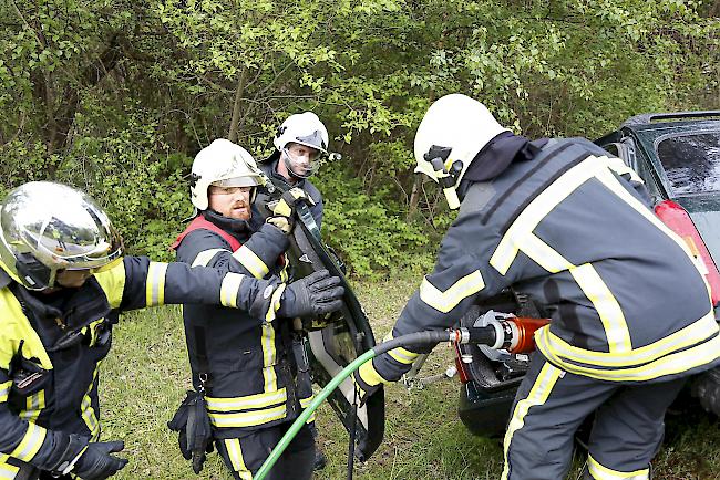 Die Feuerwehrleute müssen die Insassen mit hydraulischen Scheren befreien. 