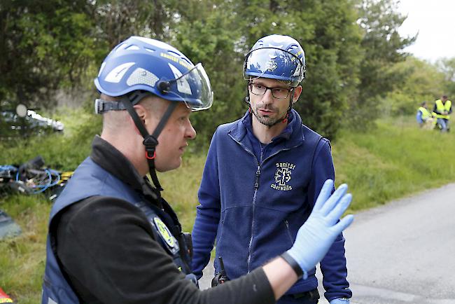 Eine Einheit der Sanität Oberwallis ist auf Platz. Sie übernehmen die Leitung beim Bergen der Unfallopfer aus dem Fahrzeug. 