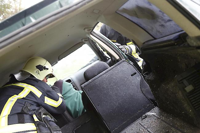 Der Beifahrersitz muss herausgeschnitten werden, damit die Insassen befreit werden können.