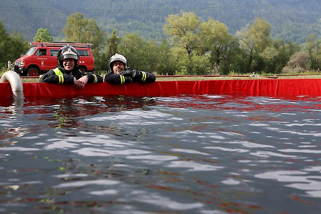 Die Feuerwehr baut ein grosses Wasserbecken auf. Es soll die Wasserversorgung gewährleisten. 