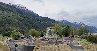 <b>Der Pumptrack.</b> Der neuer&ouml;ffnete asphaltierte Rundkurs wurde bereits rege genutzt.