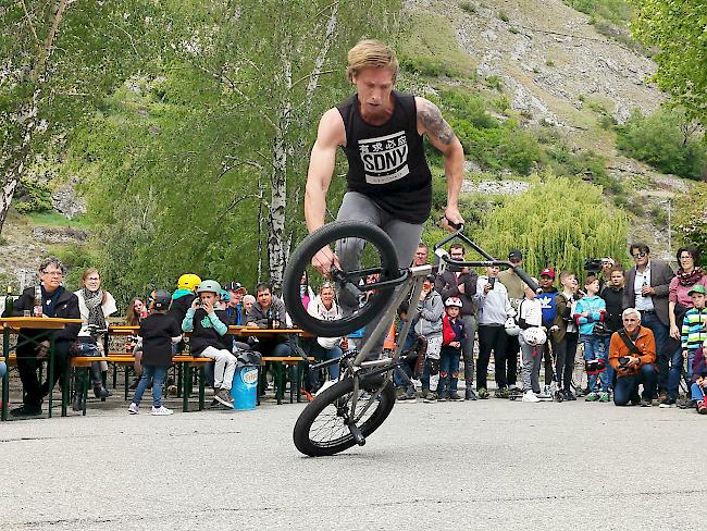 <b>Showeinlagen.</b> Vor dem Hallenbad begeisterten Profis die Besucher mit ihren Tricks.