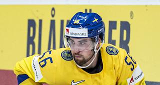 Unten durch: Kevin Fiala wird vom Schweden Erik Gustafsson zu Boden gedr&uuml;ckt, die Schweizer verloren 3:4.