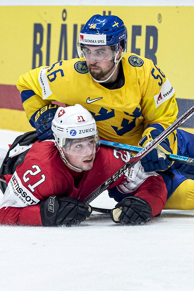 Unten durch: Kevin Fiala wird vom Schweden Erik Gustafsson zu Boden gedrückt, die Schweizer verloren 3:4.