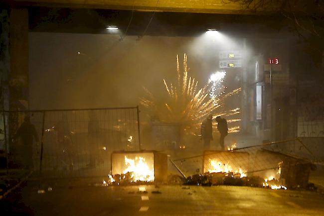 Ein stundenlanger Polizei-Einsatz war die Folge. (Archivbild: Linksextremisten legen im März 2016 Feuer bei der Reitschule.)