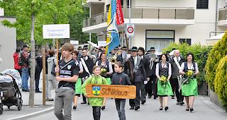 Zahlreiche Vereine aus St. Niklaus verwandelten Visp am Vifra-Umzug in ein buntes Fahnenmeer.