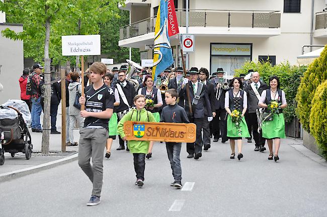 Zahlreiche Vereine aus St. Niklaus verwandelten Visp am Vifra-Umzug in ein buntes Fahnenmeer.