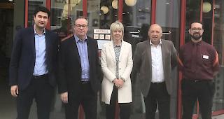 Aron Pfammatter, VR-Pr&auml;sident Konsumgenossenschaft Naters, Max Alter, Direktor Migros Wallis, Beatrice Hutter, VR Konsumgenossenschaft Naters, Christian Grognuz, Verantwortlicher Superm&auml;rkte Migros Wallis, Martin Schnidrig, Verwalter Migros Naters (von links).