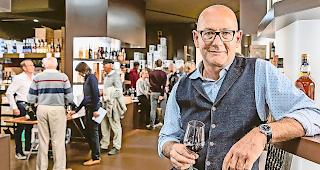 Weine entdecken. Das Team Hischier Weine mit Roland Hischier lud zur Fr&uuml;hlingsmesse. Foto Thomas Andenmatten