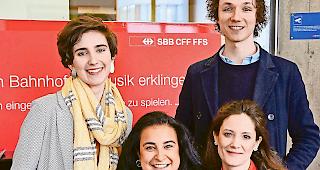 Edle Kl&auml;nge in der Bahnhofshalle Brig. Von links: Julie Catherine Eggli, Loredana Catalano, Franziska Andrea Heinzen und Benjamin Malcolm Mead &uuml;berraschten Reisende mit einer Liedermatinee.