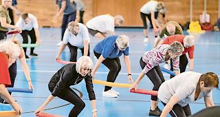 Gemeinsame Gymnastik. Die Kunst der Leibes&uuml;bungen bei Pro Senectute h&auml;lt jung und macht fit.Foto Keystone
