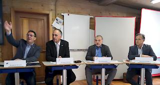 Tourismus und seine Auswirkungen. Stellten am Dienstag die neue digitale Lernplattform vor: Projektleiter Konstantin Bumann, Staatsrat Christophe Darbellay, Marcel Blumenthal, Adjunkt der Dienststelle f&uuml;r Unterrichtswesen, und Peter Summermatter, stellvertretender Direktor der P&auml;dagogischen Hochschule Wallis (v.l.).