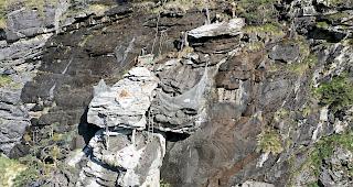 Sicherheitsmassnahme. Morgen Mittwoch um 14.30 Uhr wird dieser Felsk&ouml;rper oberhalb der A9 bei Gondo gesprengt. Der betroffene Bereich wird f&uuml;r den Verkehr w&auml;hrend ungef&auml;hr 15 Minuten gesperrt.
