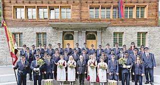 Die Musikgesellschaft &laquo;Eintracht&raquo; aus M&ouml;rel-Filet in den Uniformen der ehemaligen Swissair-Angestellten.Foto zvg
