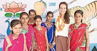 Heidi-Projekt. Jennifer Ambord mit Sch&uuml;lerinnen, denen man die Schweiz &uuml;ber Johanna Spyris Kultfigur n&auml;herbrachte.Foto ZVG