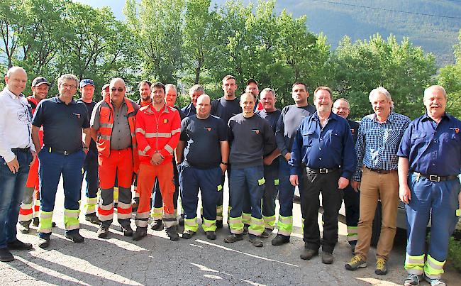 Premiere für Naters: Die vereidigten Abfallkontrolleure am Mittwochmorgen vor dem Werkhof in Naters (Briger Kontrolleure in orange).