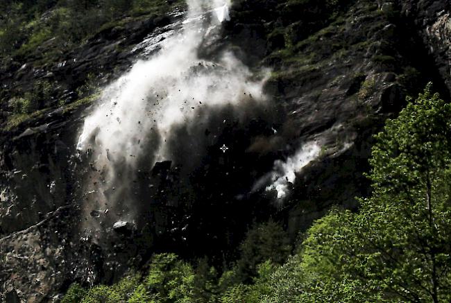 Aus Sicherheitsgründen ist nahe der Schweizer Grenze zu Italien ein rund 2500 Tonnen schwerer Felsblock gesprengt worden.