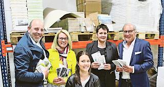 Engagiert f&uuml;r Literatur. Rico Erpen, Leiter des Rotten Verlags (links), und &laquo;Club73&raquo;-Pr&auml;sident Kurt  Schnidrig (rechts) freuen sich &uuml;ber Frauen-Power (Sieglinde Kuonen-Kronig, Noemi Schnydrig und Benita Imstepf) im Vorstand von &laquo;Club73&raquo;.