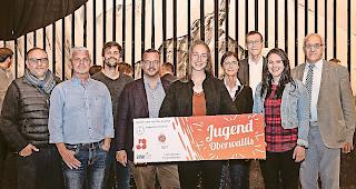 Der neue Ehrengast. Das OK von &laquo;Jugend Oberwallis&raquo;: Karim Habli, Dumoulin Rinaldo, Christian Kalbermatten, Philipp Matthias Bregy, Carine Ceppi, Monika Ceppi, Bruno Lochmatter, Flo Forny und Alex Schwestermann (von links).