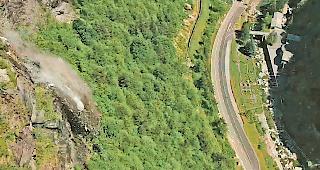 Gefahr gebannt. Mit einer kontrollierten Sprengung sind am Mittwoch 2500 Tonnen instabiler &shy;Granit oberhalb der A9 bei Gondo entsch&auml;rft worden.