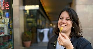 Oberwalliserin in Wien. Lynch am W&uuml;rstelstand bei der Staatsoper.