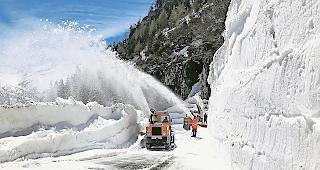 Eindr&uuml;cklich. Schicht f&uuml;r Schicht entlang senkrechter Schneew&auml;nde tragen die R&auml;umungsequipen den Schnee ab.Fotos wb/zvg