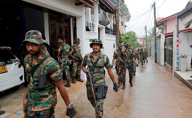 Hausdurchsuchungen. Am Ostersonntag starben in Sri Lanka bei einer Anschlagsserie 258 Menschen. Das Militär sucht weiter nach den Drahtziehern.