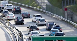 Reiseverkehr. Vor dem Nord- und S&uuml;dportal des Gotthardtunnels staute sich am Samstagmittag der Verkehr. (Archivbild)
