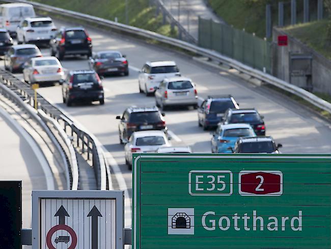 Reiseverkehr. Vor dem Nord- und Südportal des Gotthardtunnels staute sich am Samstagmittag der Verkehr. (Archivbild)