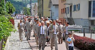 <b>Die Gastgeber.</b> Die Bergf&uuml;hrersektion Aletsch-Bietschhorn mit OK-Pr&auml;sident Pascal Salzmann (vorne rechts) beim Umzug.