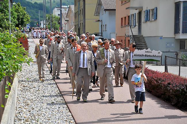 <b>Die Gastgeber.</b> Die Bergführersektion Aletsch-Bietschhorn mit OK-Präsident Pascal Salzmann (vorne rechts) beim Umzug.